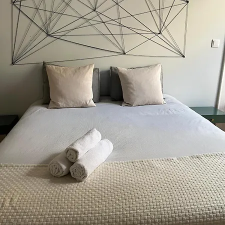 Hideaway: With Private Bathroom And Charming Balcony! ホームステイ リスボン