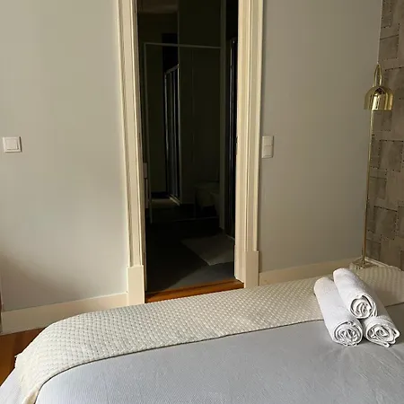 ホームステイ Hideaway: With Private Bathroom And Charming Balcony!