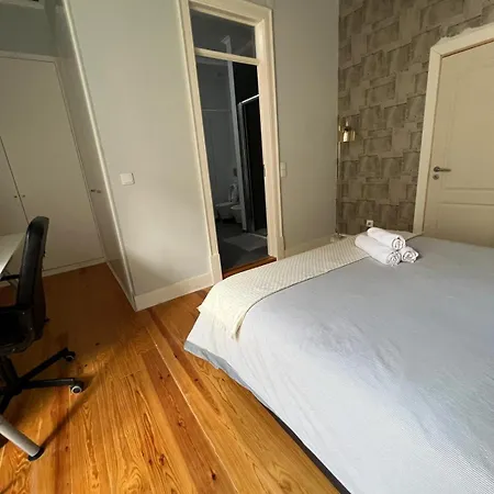 Hideaway: With Private Bathroom And Charming Balcony! Δωμάτια σε οικογενειακή κατοικία